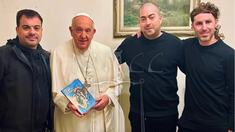 El papa Francisco recibió el libro&nbsp;Voces tiempo verdad﻿ de sobrevivientes de la tragedia de Cromañón.