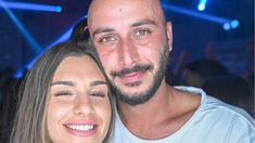 Hamás mató a la novia de Roei, a una amiga de ellos y días después su madre se suicidó. Hamás mató a la novia de Roei, a una amiga de ellos y días después su madre se suicidó.
