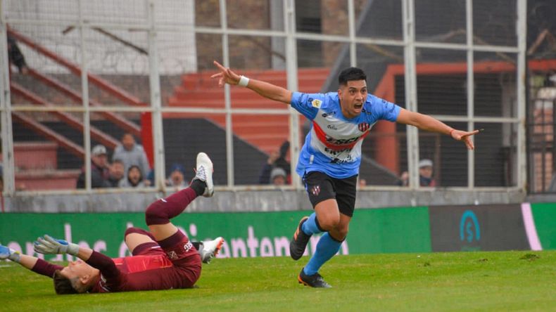 Axel Rodríguez festeja ante Sosa