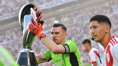 El capitán de River, Armani, levanta el trofeo acompañado por Aliendro. El capitán de River, Armani, levanta el trofeo acompañado por Aliendro.