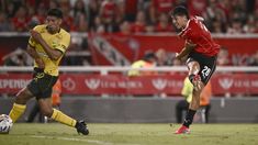 El chileno Maxi Gutiérrez ya saca el derechazo para meter su primer gol en el Rojo.
