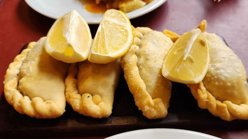 El bodegón barato de Buenos Aires que ofrece empanadas de osobuco bien jugosas.