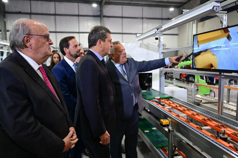 Massa inauguró la primera fábrica inteligente de América Latina.