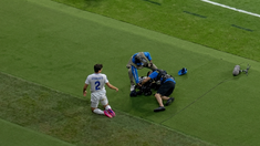 El buen gesto del jugador de Uzbekistán que golpeó y lesionó a un camarógrafo