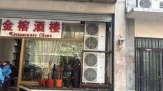 El restaurante está ubicado en Avenida de Mayo al 600. El restaurante está ubicado en Avenida de Mayo al 600.