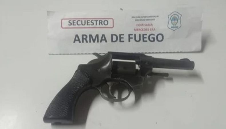 Las autoridades secuestraron un arma de fuego.