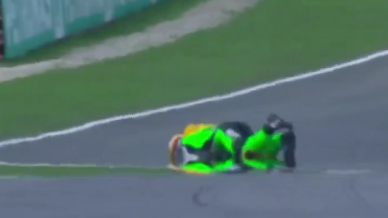 Los dos pilotos quedaron tirados en la pista.