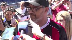 El hincha se acercó a la Bombonera con la remera de River. El hincha se acercó a la Bombonera con la remera de River.