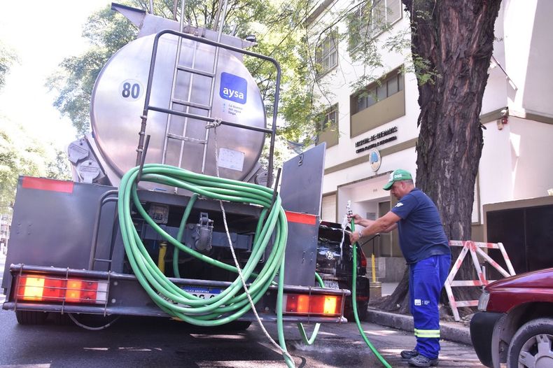 AySA desplegó camiones cisternas tras el incendio en la subestación de Edesur en Caballito.