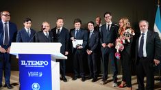 El presidente Milei con el Premio Internacional Milton Friedman 2024 en Roma.