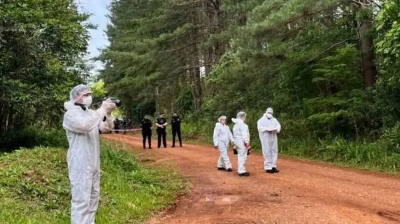 La Policía de Misiones periciando la escena en Oberá.