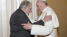 Pepe Mujica junto al papa Francisco. Pepe Mujica junto al papa Francisco.