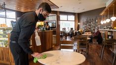 El 35% de los trabajadores de restaurantes y hoteles permanecen aislados por coronavirus. El 35% de los trabajadores de restaurantes y hoteles permanecen aislados por coronavirus.