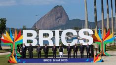 Los miembros se reunieron en Río de Janeiro. Los miembros se reunieron en Río de Janeiro.