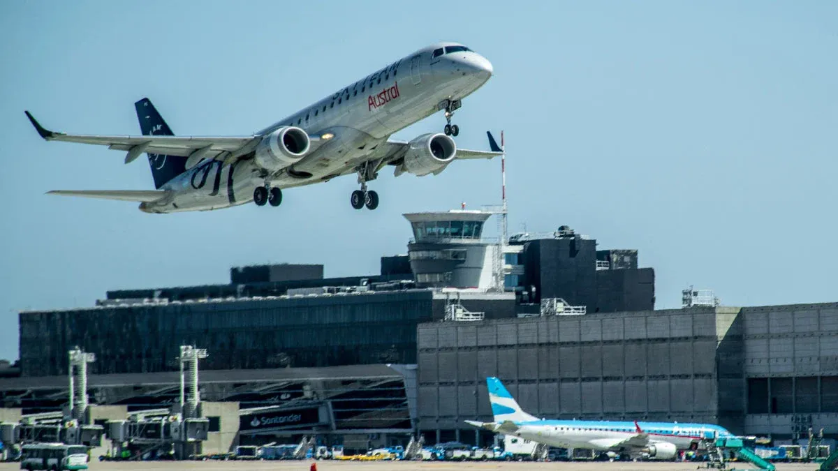 Se hace en los aeropuertos: de qué se trata el truco de cubrir con aluminio el pasaporte