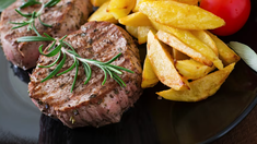 El bodegón de Buenos Aires que se destaca por su sabroso ojo de bife con papas fritas. El bodegón de Buenos Aires que se destaca por su sabroso ojo de bife con papas fritas.