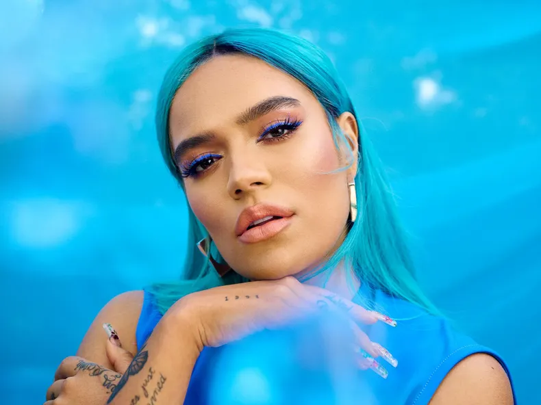 La cantante cedió ante el reclamo de Bud Bunny y J Balvin.