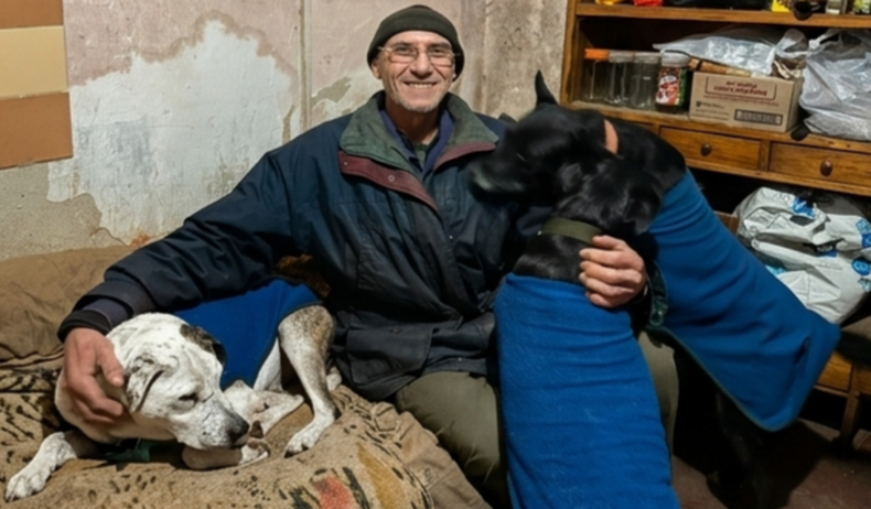 El hombre volvió a sonreír luego de saber que tiene un nuevo hogar para vivir con sus mascotas.