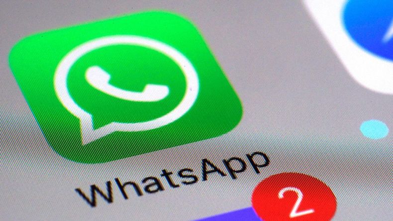 WhatsApp permite cambiar el tema general, el fondo y el color de las burbujas desde el menú de Ajustes.  
