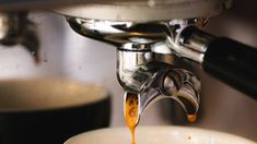 Tomar un café es uno de los rituales favoritos de los argentinos. Tomar un café es uno de los rituales favoritos de los argentinos.