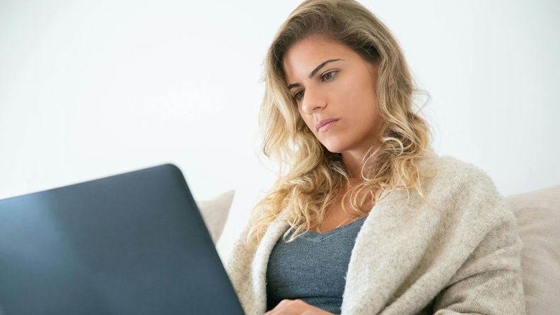 Entre ellos, la computadora portátil y el teléfono celular ocupan un lugar central, cada uno con características específicas que responden a diferentes necesidades académicas