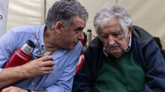 Yamandú Orsi junto a Pepe Mujica. Yamandú Orsi junto a Pepe Mujica.