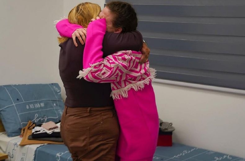 Las rehenes israel&iacute;es que liber&oacute; Ham&aacute;s se reencontraron con sus familiares.