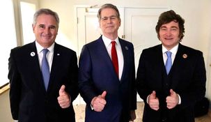 Pablo Quirno, Scott Bessent y Javier Milei en Florida.