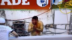 Una postal de la tragedia, un hombre ensangrentado adentro del estadio. Una postal de la tragedia, un hombre ensangrentado adentro del estadio.
