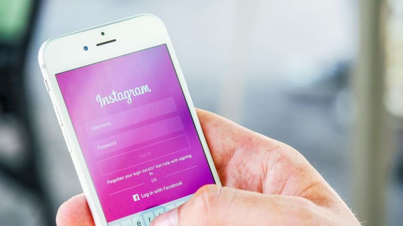 Instagram, una de las redes sociales más populares en la actualidad, permite no solo compartir fotos, sino también chatear, utilizar la cámara, transmitir en vivo y crear stickers con inteligencia artificial. 