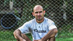 El 10 y la pelota, la imagen que mejor retrata su vida. El 10 y la pelota, la imagen que mejor retrata su vida.