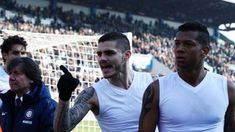 Papelón de Icardi: tiró su camiseta a los hinchas...¡y se la devolvieron! Papelón de Icardi: tiró su camiseta a los hinchas...¡y se la devolvieron!