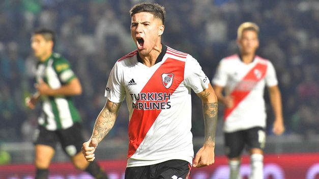 El volante grita su gol, tras un penal sancionado por el VAR.