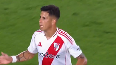 Maximiliano Meza convirtió para River. Maximiliano Meza convirtió para River.