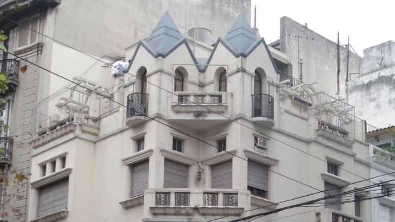 El edificio central, de 1929, fue diseñado por el arquitecto húngaro Andrés Kálnay.