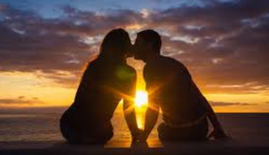 Ares y Raquel se reencontrarán en un verano en la Costa Brava en la que él volverá a conectar con su amada tras haberse ido a estudiar a Estocolmo. Lo que daban por sentado en su vinculo de pareja, se tambaleará al incorporarse nuevos rostros al escenario.&nbsp;