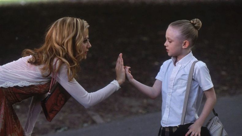 Con el desarrollo de la historia, la película deja en claro que la relación trasciende el rol de niñera y niña a cargo. 