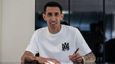 Ángel Di María firmando su contrato con Central. Ángel Di María firmando su contrato con Central.