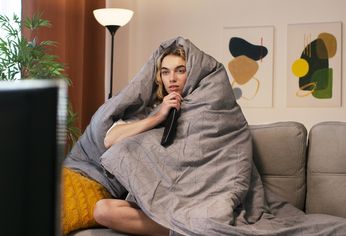 Esta serie de Netflix es atrapante e ideal para ver los días de lluvia