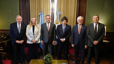 Javier Milei y Yamandú Orsi.