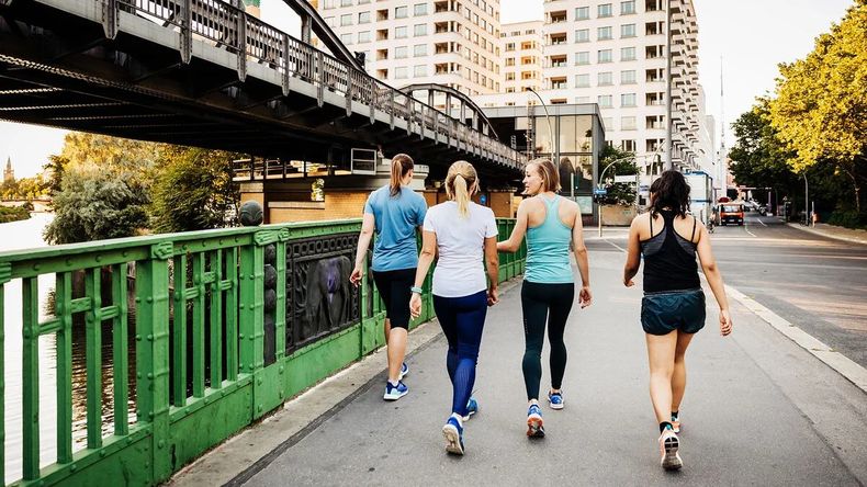 Los beneficios de caminar 300 minutos semanales.