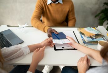 Emigrar exige más que un plan, también requiere una huella digital limpia.