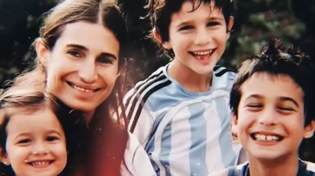 Romina Yan junto a sus hijos.