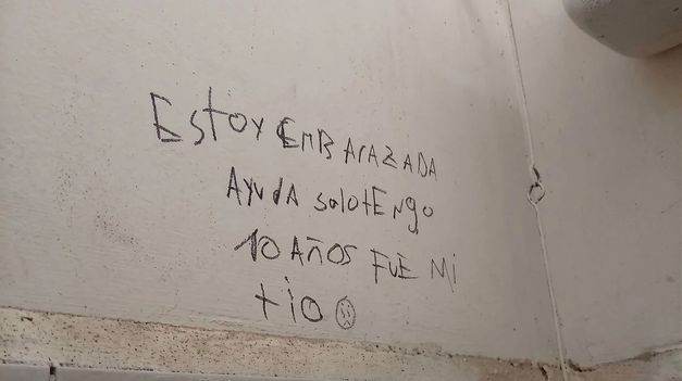 La inscripción había sido parcialmente borrada, pero fue fotografiada y quedó incorporada como prueba.