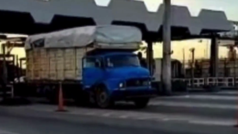 Un camión y una camioneta provocaron un fuerte choque en la autopista Perito Moreno.