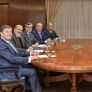 Luis Caputo junto a representantes de la Unión Industrial Argentina (UIA). Luis Caputo junto a representantes de la Unión Industrial Argentina (UIA).