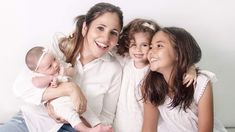 Romina tiene tres hijas: Mía, Felicitas y Nina. Romina tiene tres hijas: Mía, Felicitas y Nina.