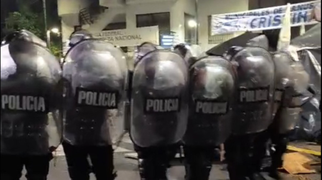 160 efectivos de la Policía de la Ciudad desalojaron a militantes de la esquina de la casa de Cristina Kirchner.