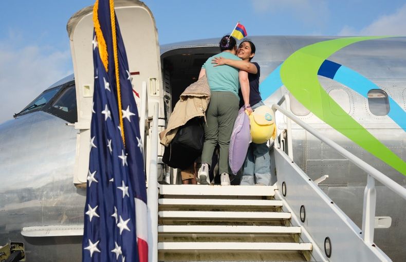 Viajaron 64 personas en el primer vuelo chárter.