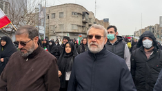 Los líderes caminan por la calle para mostrar músculo político en medio de la guerra. Los líderes caminan por la calle para mostrar músculo político en medio de la guerra.